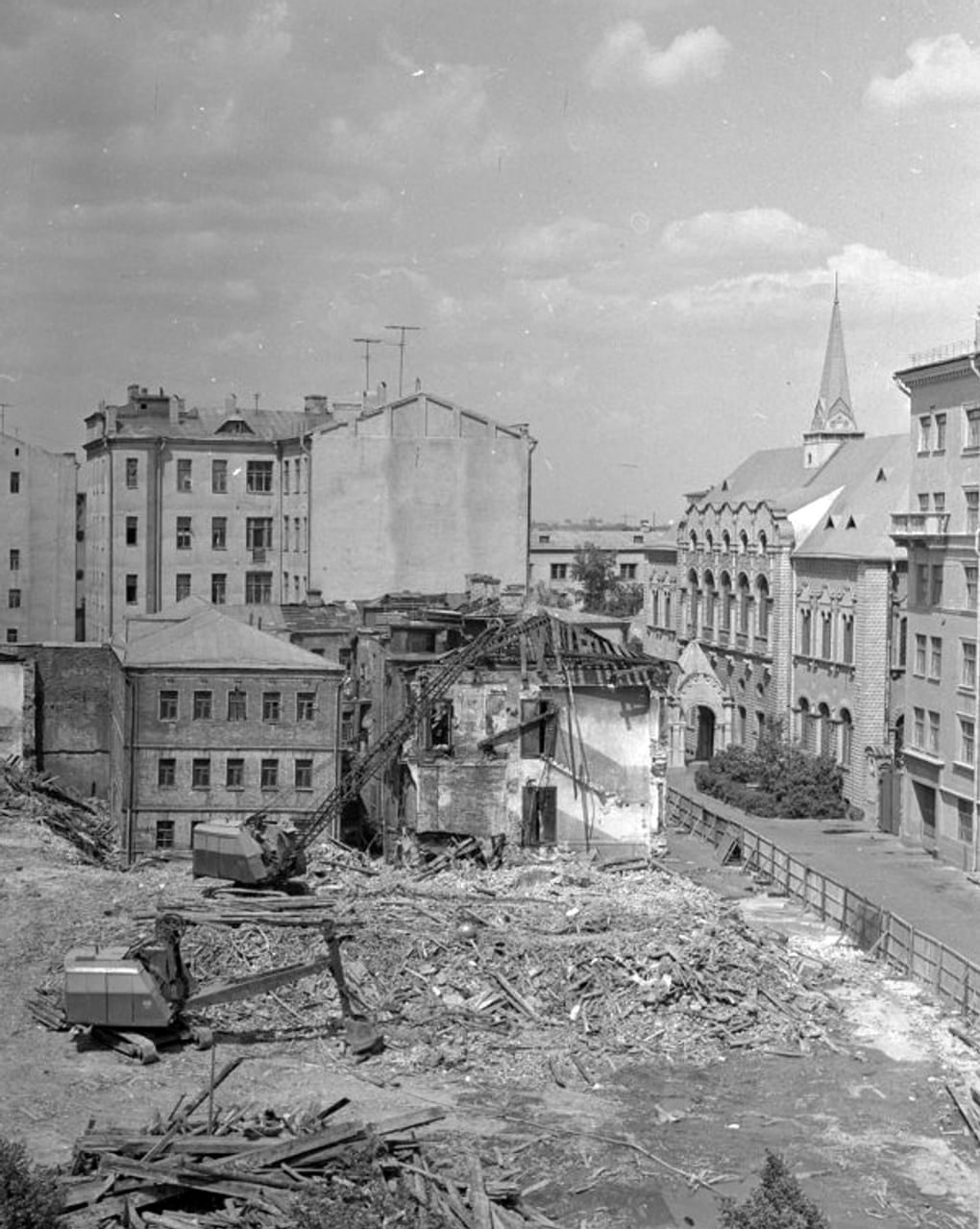 Настасьинский переулок. Ссудная казна (справа). Москва. Архитекторы: Владимир Покровский и Богдан Нилус. 1913–1916. Фотография: Музейное объединение «Музей Москвы», Москва