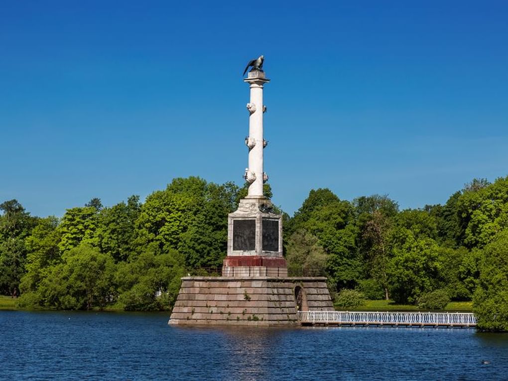 Чесменская колонна в Екатерининском парке. Пушкин, Санкт-Петербург. Фотография: Наталья Волкова / фотобанк «Лори»