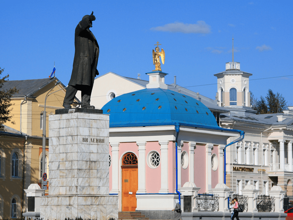 Памятник Владимиру Ленину и часовня Иверской иконы Божией матери, Томск. Фотография: Андрей Николаев
