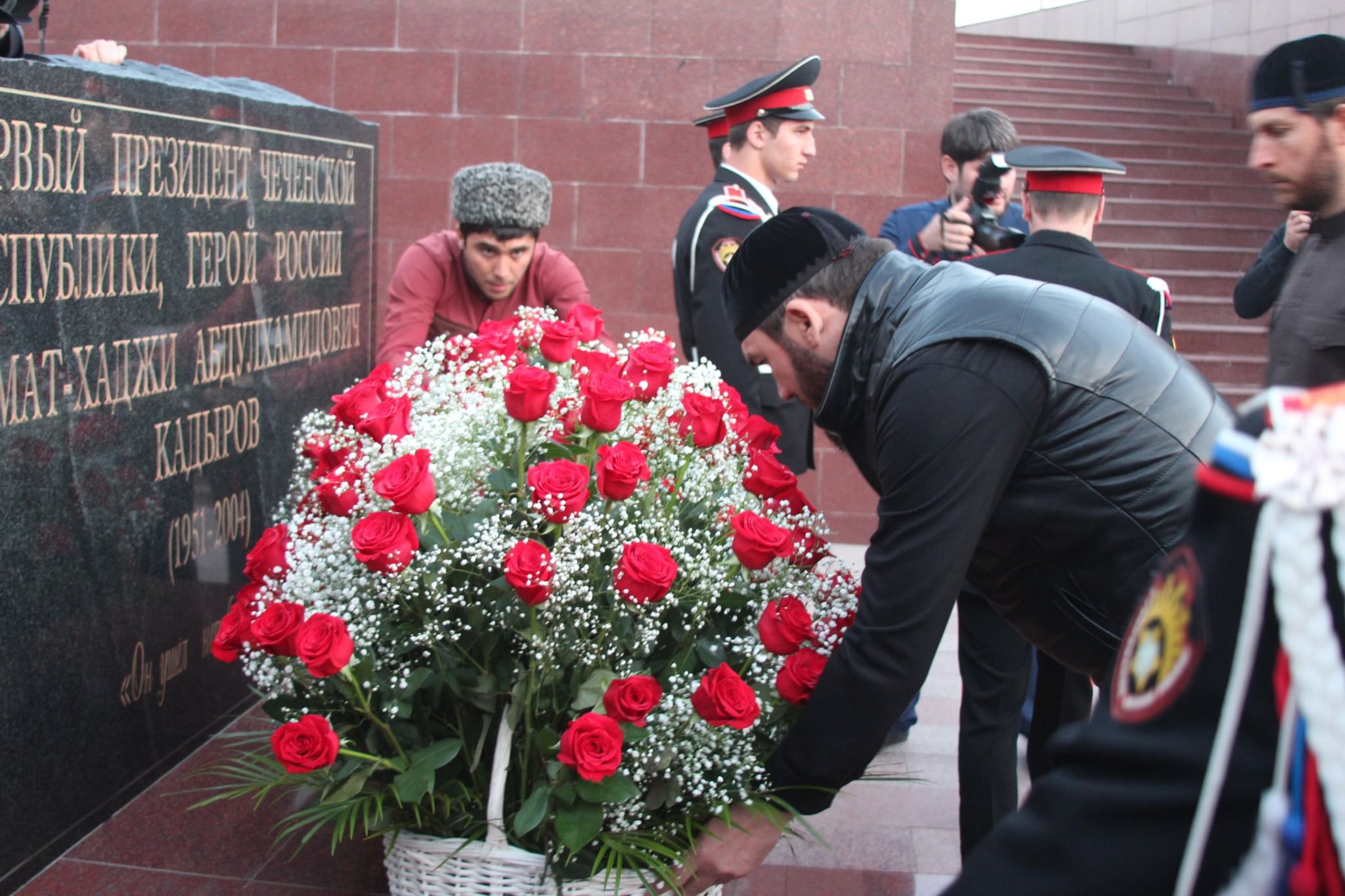 23 февраля траур у чеченцев. 10 Мая день памяти и скорби народов Чеченской Республики. Памяти Ахмата Хаджи Кадырова. Ахмат Хаджи Кадыров 10 мая. День скорби Ахмат Хаджи Кадырова.