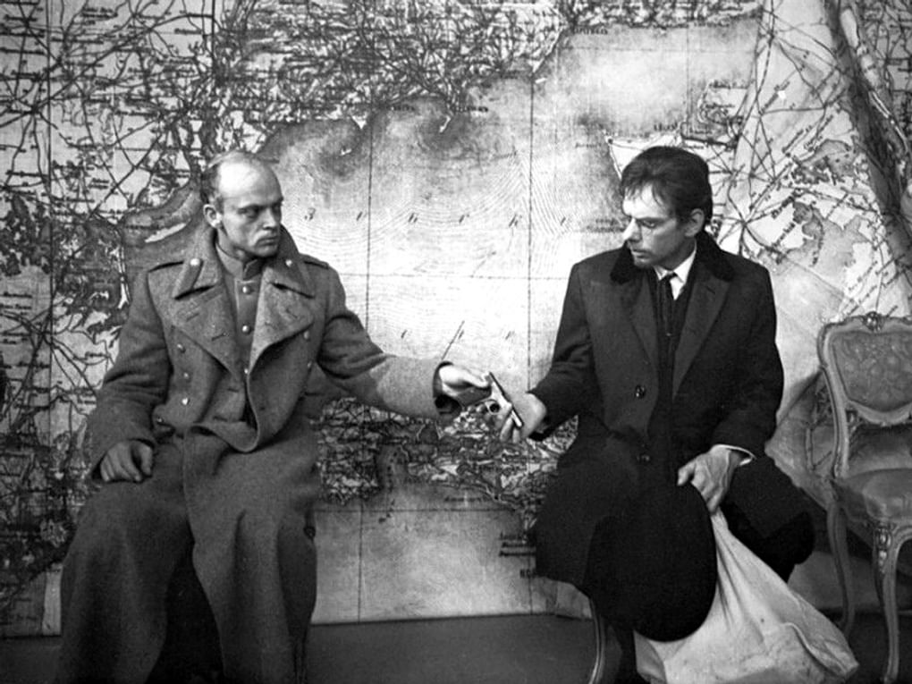 Владислав Дворжецкий (слева) в роли Романа Хлудова и Алексей Баталов в роли Сергея Голубкова в художественном фильме Александра Алова и Владимира Наумова «Бег» (1970)