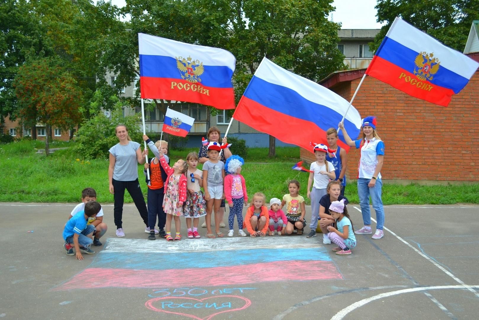 Флешмоб в детском саду ко дню флага. День государственного флага в детском саду.