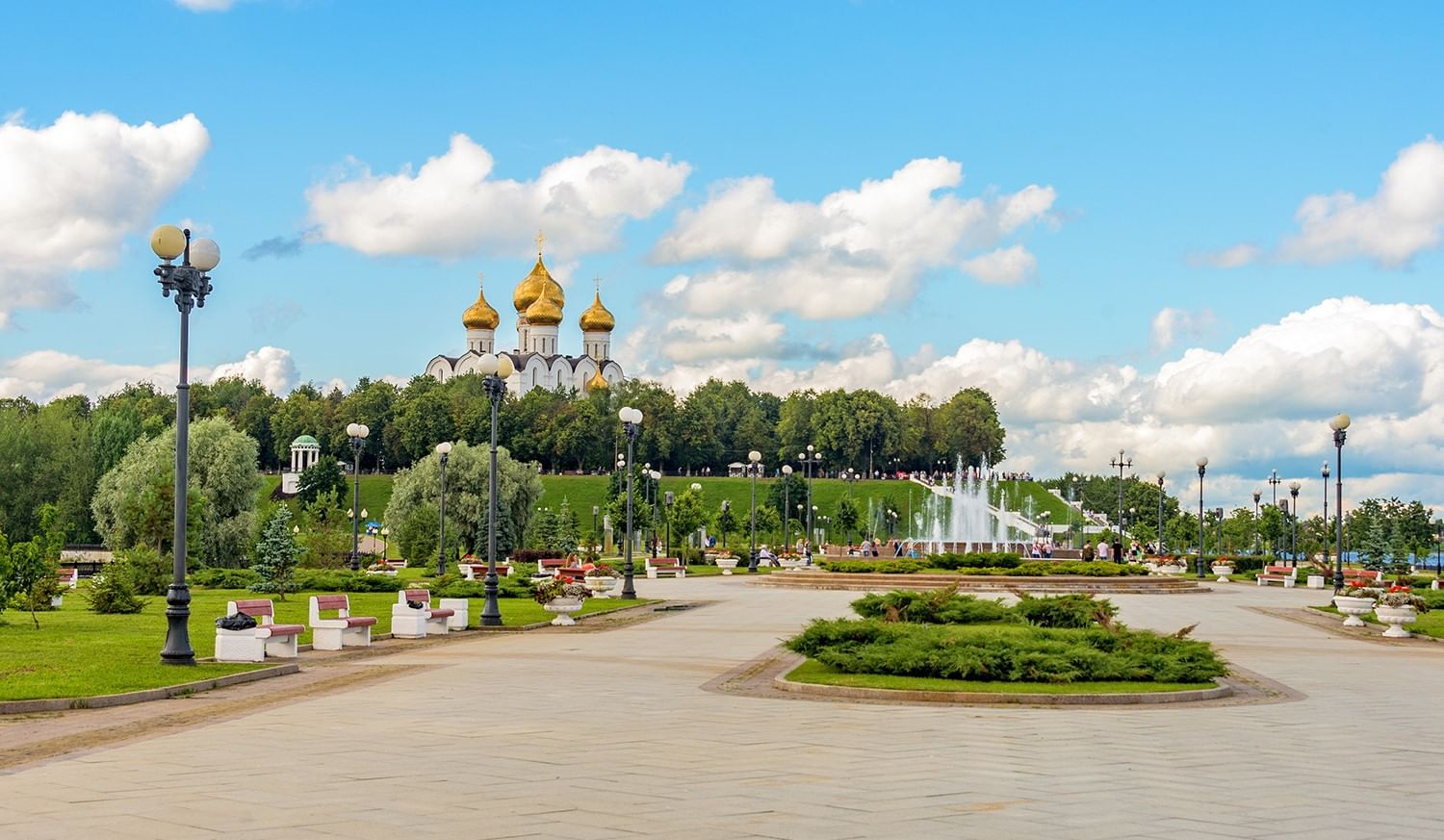 Ярославль парк возле церкви