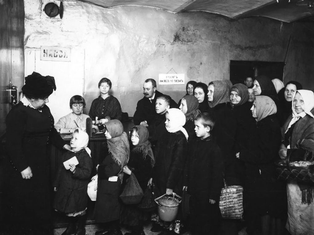 Очередь за бесплатным обедом. Санкт-Петербург, 1900–1918 годы. Фотография: Карл Булла / Мультимедиа Арт Музей, Москва