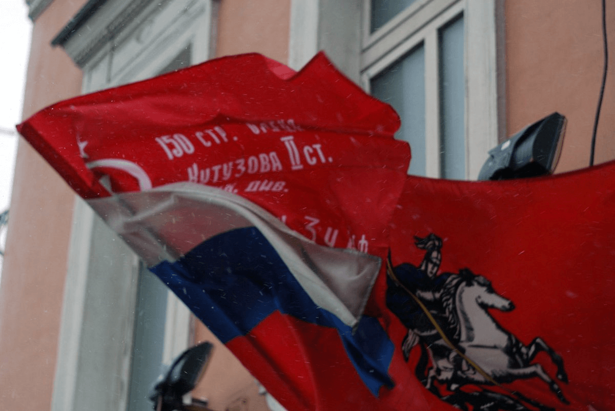 Флаг России и Знамя Победы. Знамя Победы на здании. Вывешивание Знамени Победы. Вывешивание флага Победы.