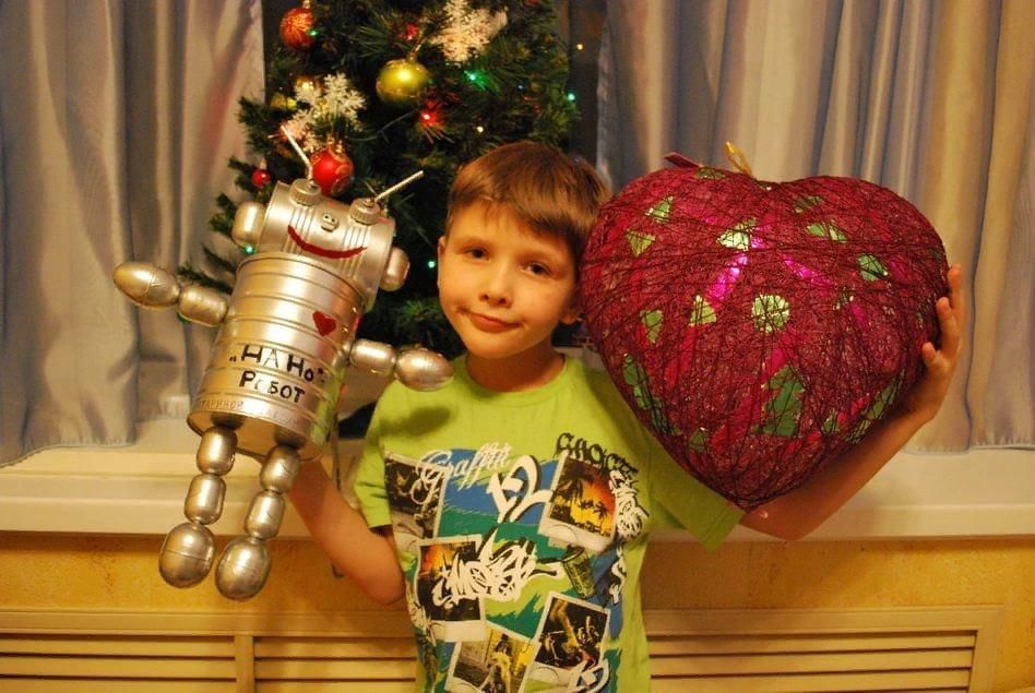 Игрушка на елку уличную своими руками конкурс. Большие новогодние игрушки. Большая Новогодняя игрушка. Игрушка натгородскую елку. Новогодняя игрушка на уличную елку.
