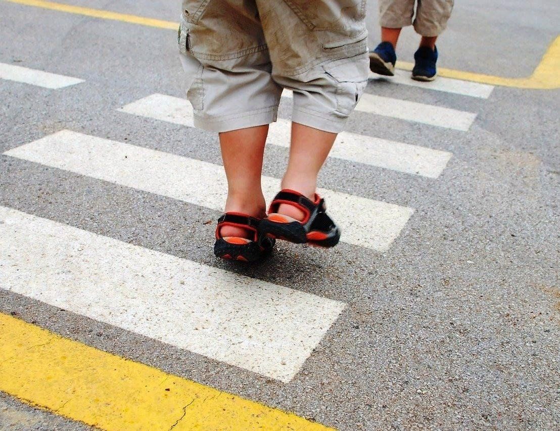 Дети через дорогу. Дети пешеходы. Пешеходный переход для детей. Ребёнокперехожит дорогу. Дети на дороге.