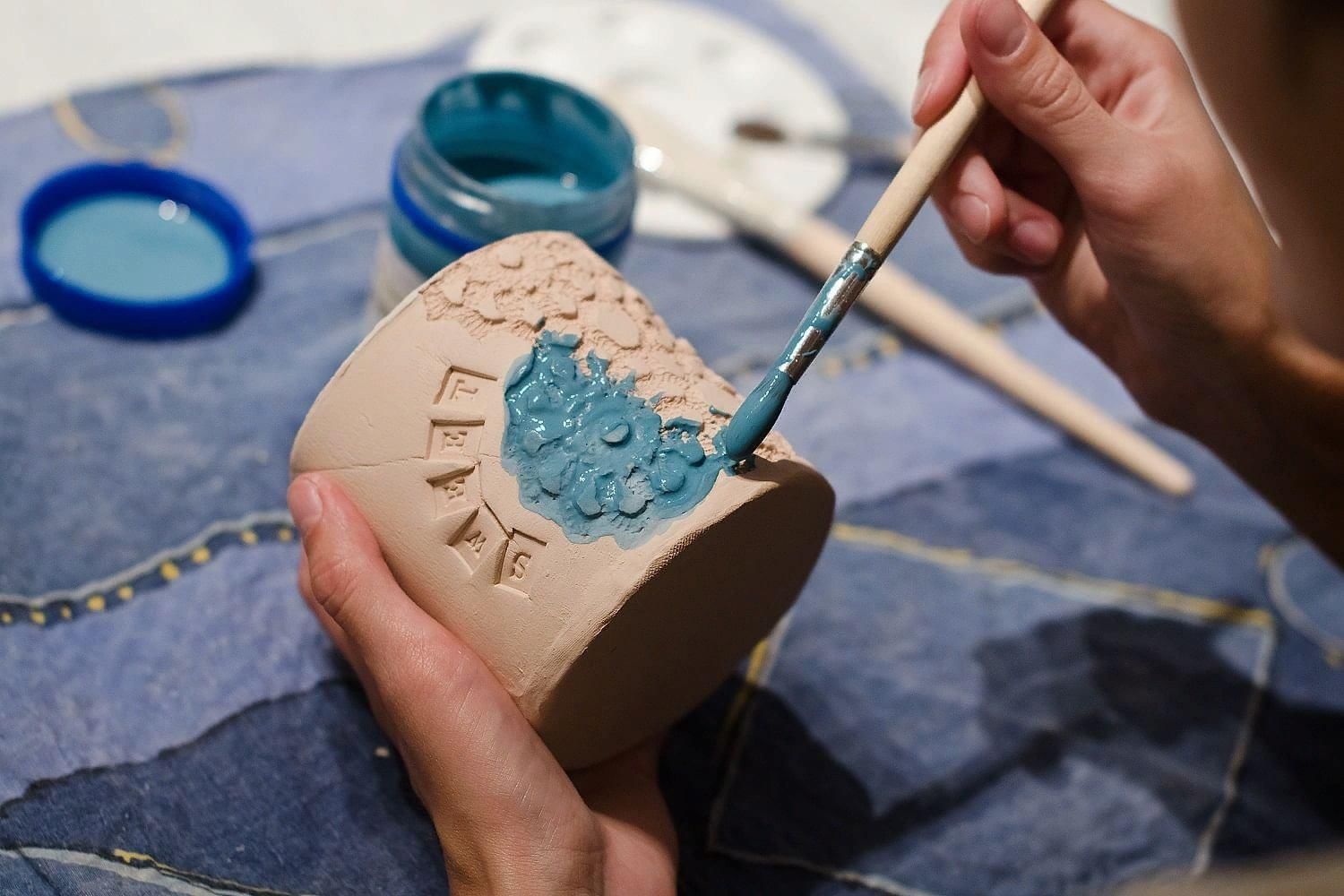 Класс керамики. Мастер класс по керамике. Роспись керамических изделий. Роспись глины. Покрытие глазурью керамики.