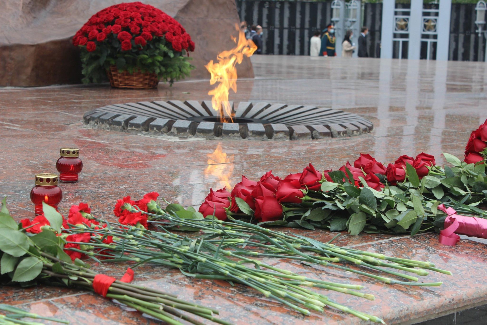 19 апреля день памяти советского народа. Вечный огонь парк Победы Казань. 9 Мая 2022 Пятигорск вечный огонь. Возложение цветов в день памяти и скорби. Цветы у вечного огня.