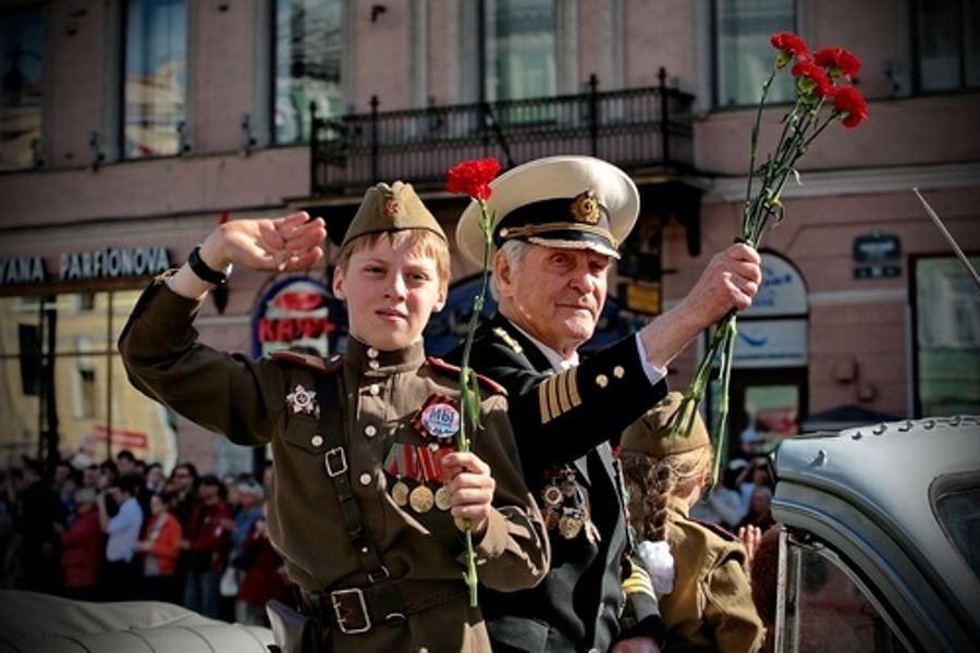 Парад с фотографиями ветеранов