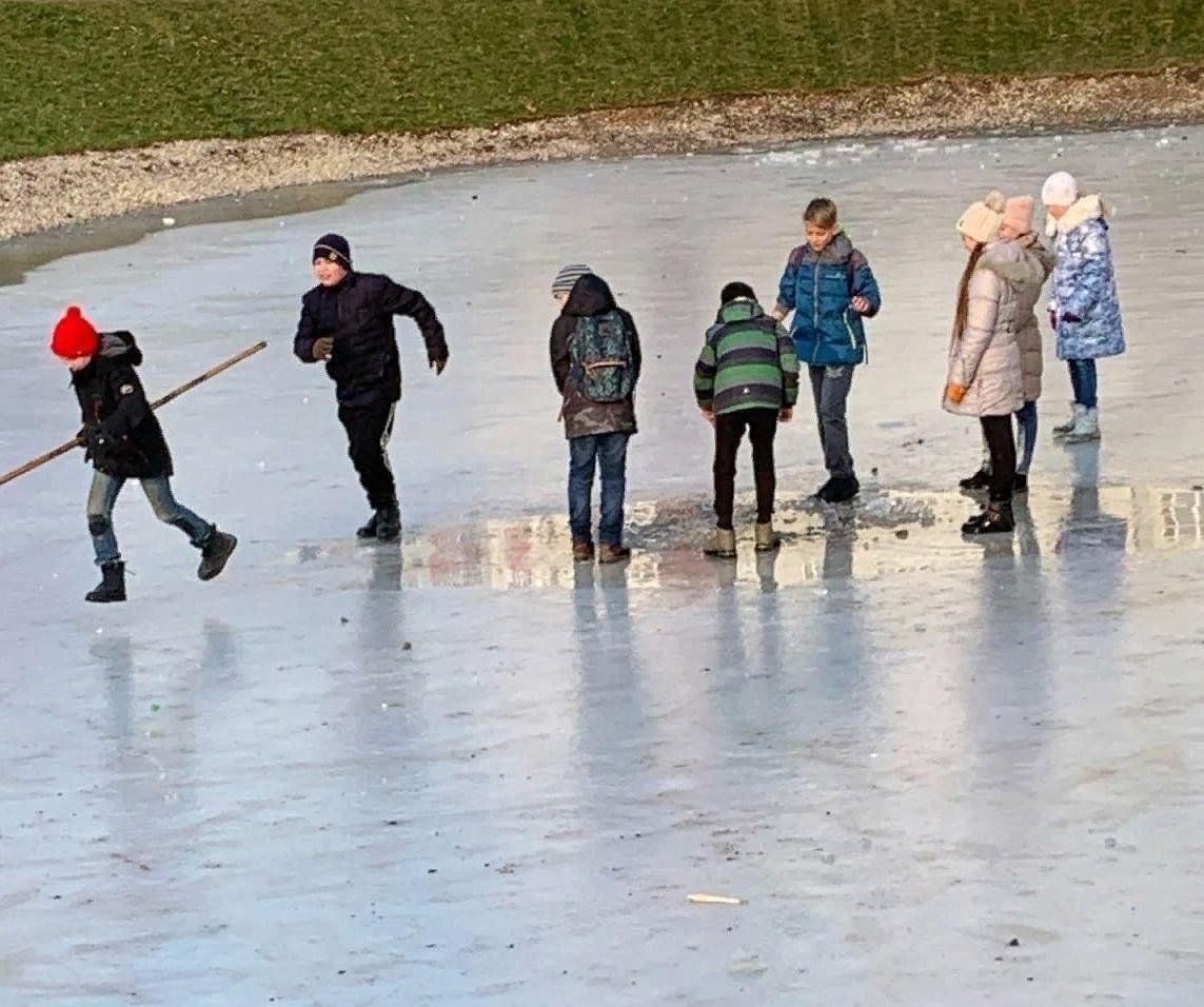 Человек бежит по льду