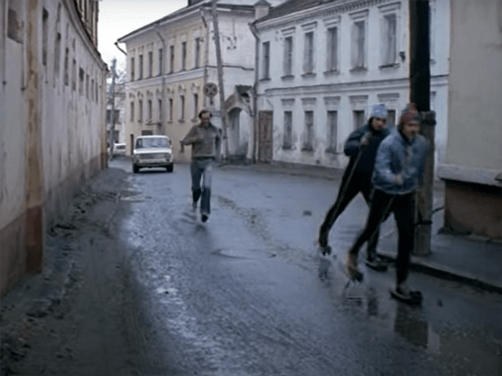 Кадр из художественного фильма Романа Балаяна «Полеты во сне и наяву» (1982)