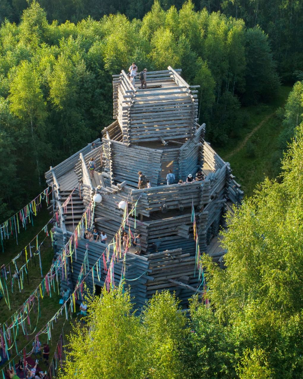 Поле-Дизайн. Ленивый зиккурат. Фестиваль ландшафтных арт-объектов «Архстояние - 2018». Никола-Ленивец, Калужская область. 2018 год. Фотография: Дмитрий Серебряков / ТАСС