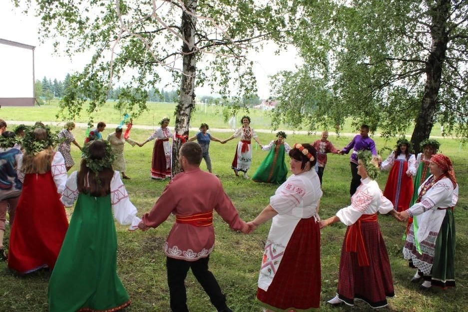 Лесная троица. Хоровод на Троицу. Хоровод вокруг березы. Троица народные гуляния. Троица праздник хороводы.