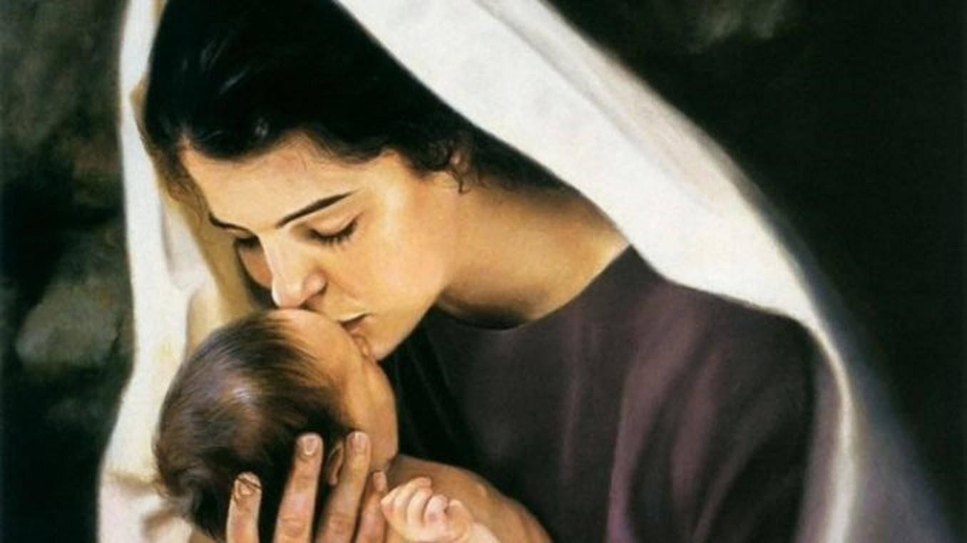 Мать благословляет сына. Мама молится. Мать молится за детей. Мать укрывает ребенка. Мама молится плачет.