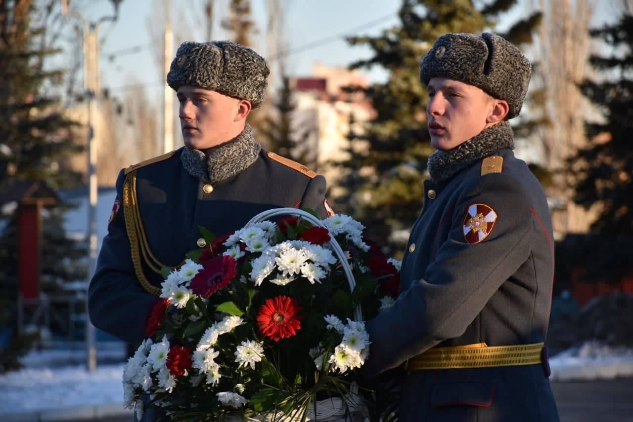 Урок мужества герои отечества. День героев России. Твои герои Россия. Герои России фото. День героев России картинки.