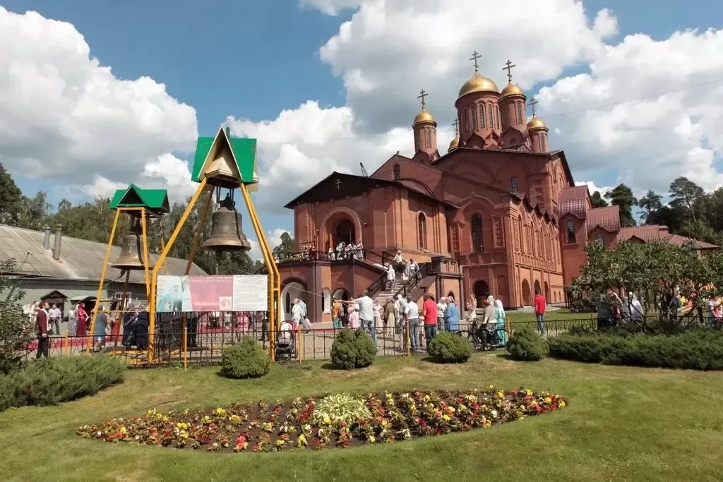 Пос раменский. Храм в Ильинском Раменского района. Петропавловская Церковь поселок Ильинский. Храм Петра и Павла в поселке Ильинский Раменского района. Посёлок Ильинский Раменский район.