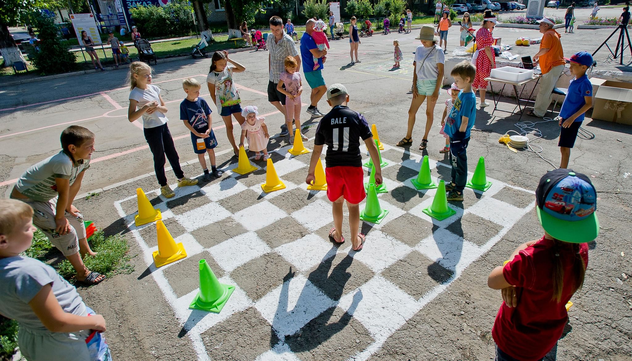 Картинка дети играют во дворе летом