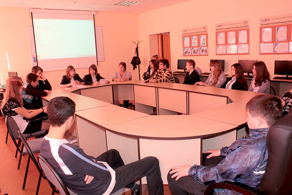 круглый стол. круглый стол дискуссия. круглый стол для школьников. провели круглый стол на тему. стол для совещаний овальный.