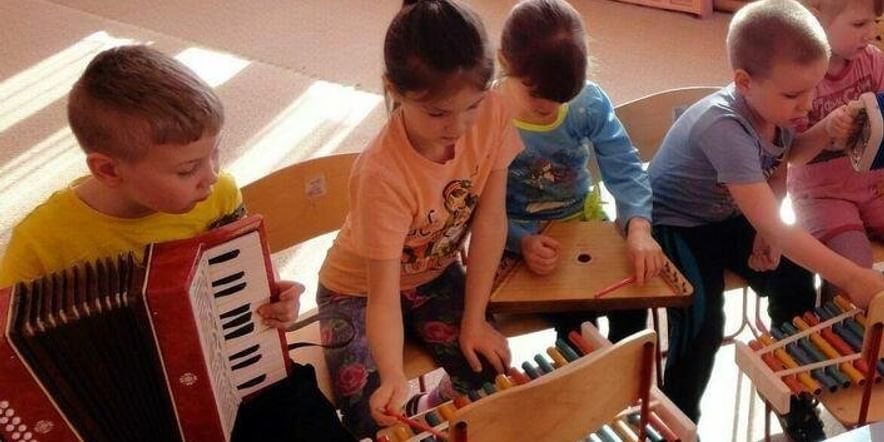 Детском саду музыкальный концерт. Музыкальные инструменты для детей. Музыкальное занятие детсад. Музыкальное занятие в ДОУ. Музыкальное занятие в садике.