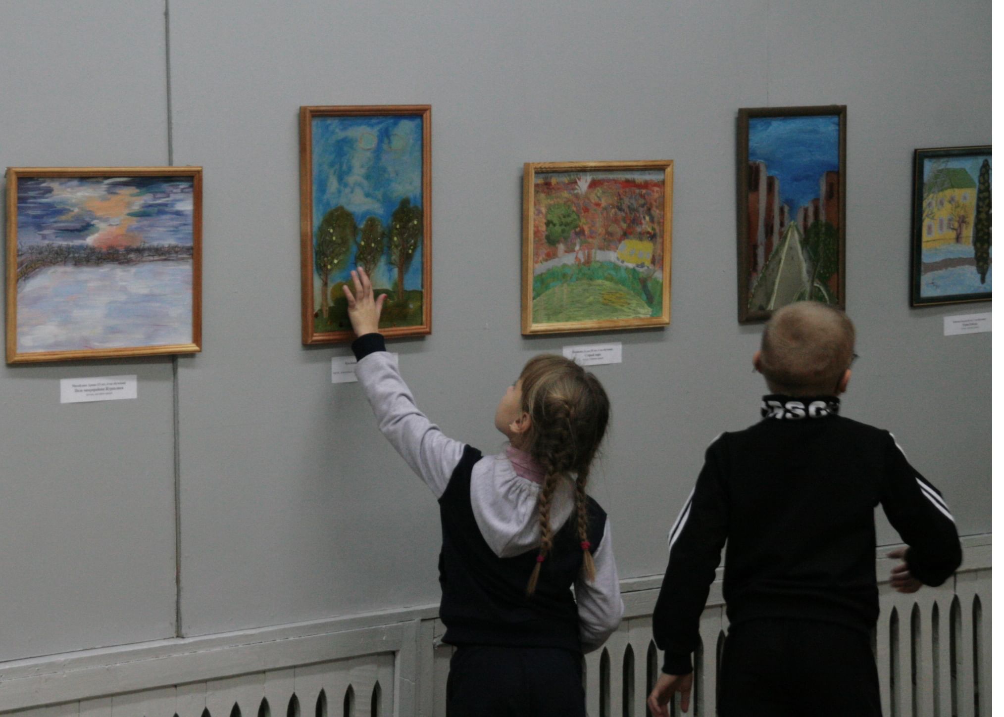 Дети на выставке в музее