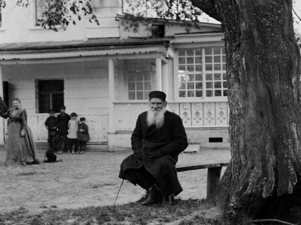 Лев Толстой на лавочке под «деревом бедных». 1908. Ясная Поляна, Тульская область. Государственный музей Л.Н. Толстого, Москва