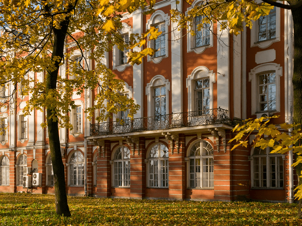 Здание Двенадцати коллегий. Санкт-Петербург. Фотография: Александр Алексеев / фотобанк «Лори»