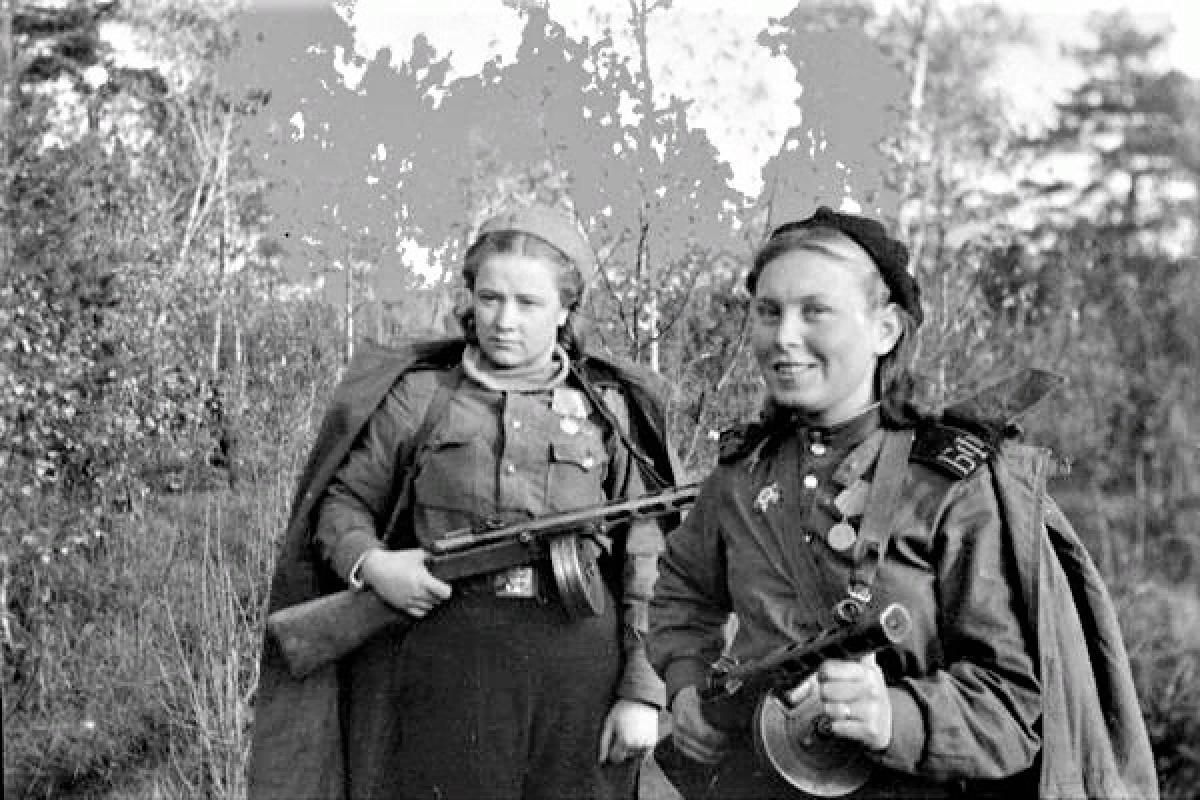 Роль женщины на войне. Женщины на войне 1941-1945. Женщины-солдаты 1941. Женщины разведчицы Великой Отечественной войны.
