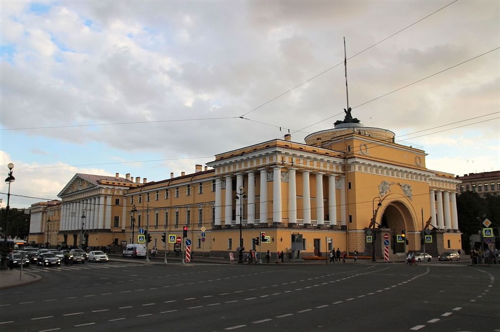 Главное Адмиралтейство, Санкт-Петербург. Фотография: Insider / <a href="https://commons.wikimedia.org/w/index.php?curid=43686574" target="_blank" rel="noopener">commons.wikimedia</a> / <a href="https://creativecommons.org/licenses/by-sa/4.0" target="_blank" rel="noopener">CC BY-SA 4.0</a>