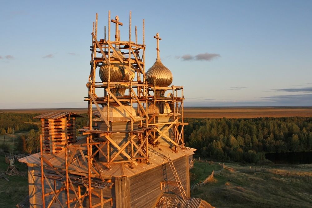 Какая церковь построена. Общее дело Возрождение деревянных храмов севера. Строящийся храм в русской Халани. Конструкция деревянного храма. Стройка храма.