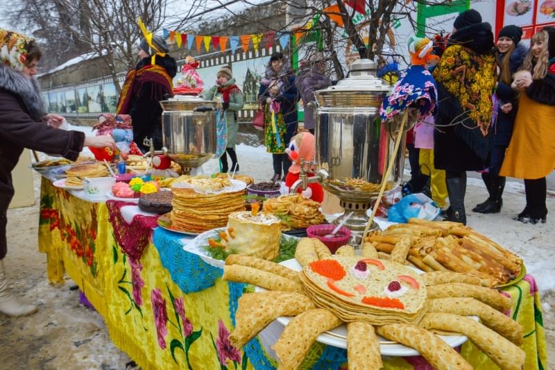 Стол на ярмарке с украшениями