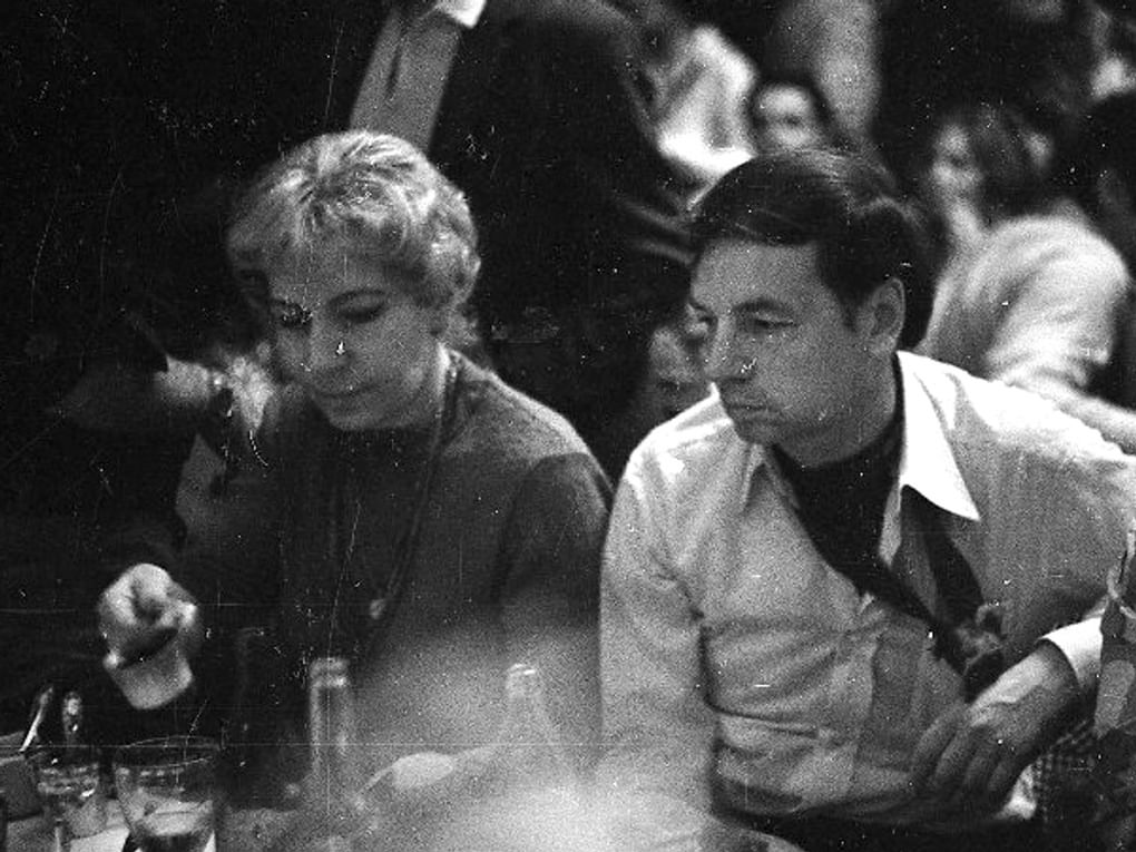 Андрей Вознесенский с женой — писательницей Зоей Богуславской на праздновании 20-летия журнала «Юность». Москва, 1975 год. Фотография: Сергей Васин / Мультимедиа Арт Музей, Москва