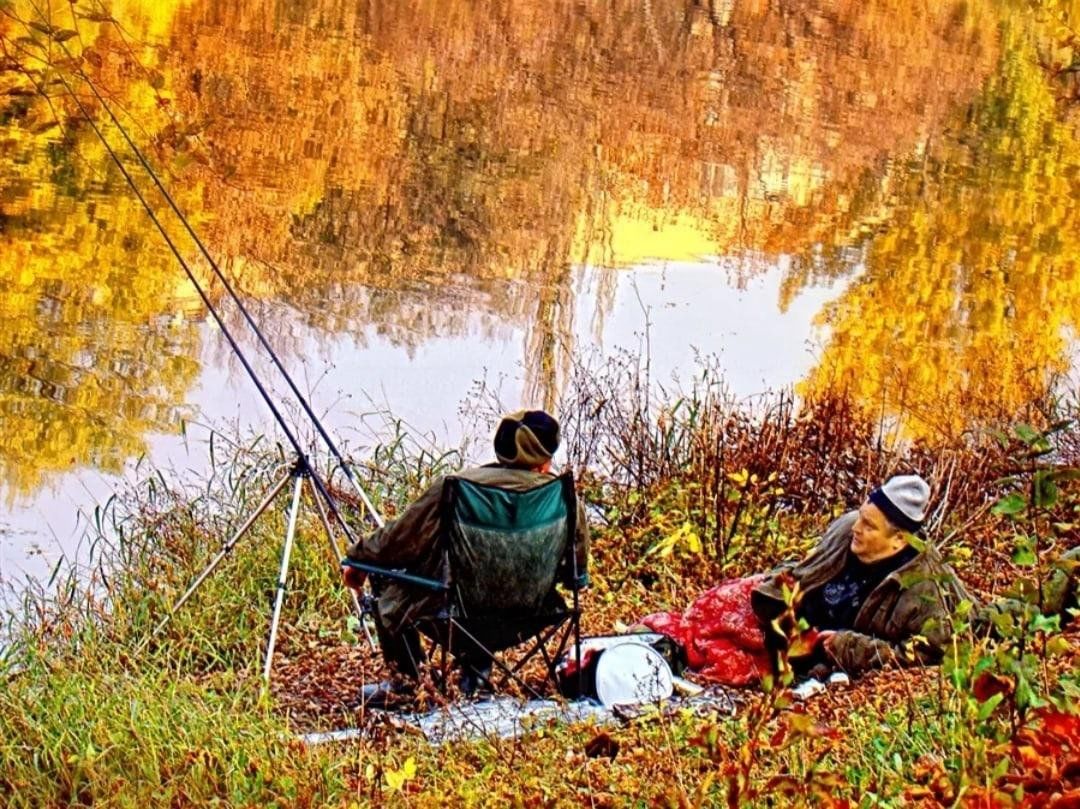 У рыбаков есть свой особенный шик впр. Рыбаки на привале. Осень рыбалка. Осенняя рыбалка. Рыбак осенью.