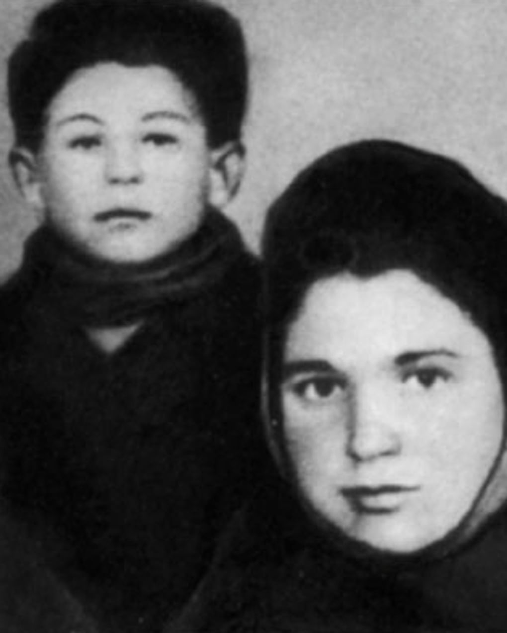Николай Рубцов с воспитательницей детдома. Иллюстрация из книги Николая Коняева «Николай Рубцов» из серии «Жизнь замечательных людей». Москва: Издательство «Молодая гвардия», 2015