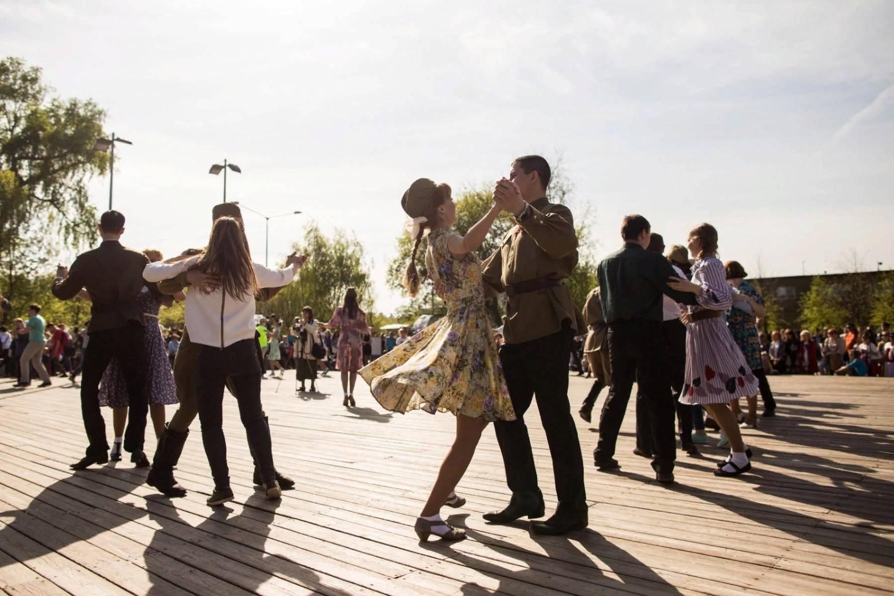 Танец на 9 мая в школе. Танцы в парке. Танцевальный вечер в парке. Танцевальная площадка на улице. Танцы в парках Москвы.