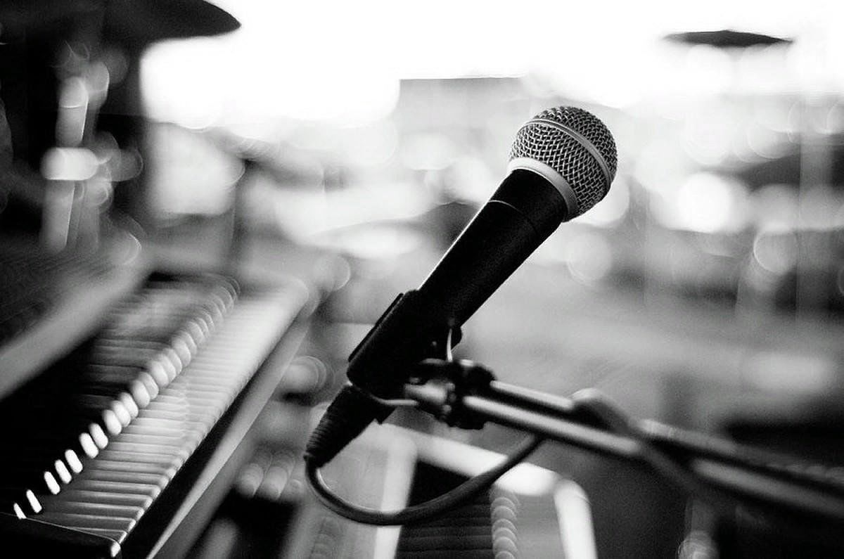 Музыка для микрофона петь. Микрофон. Микрофон и фортепиано. Микрофон для вокала. Микрофон сценический.