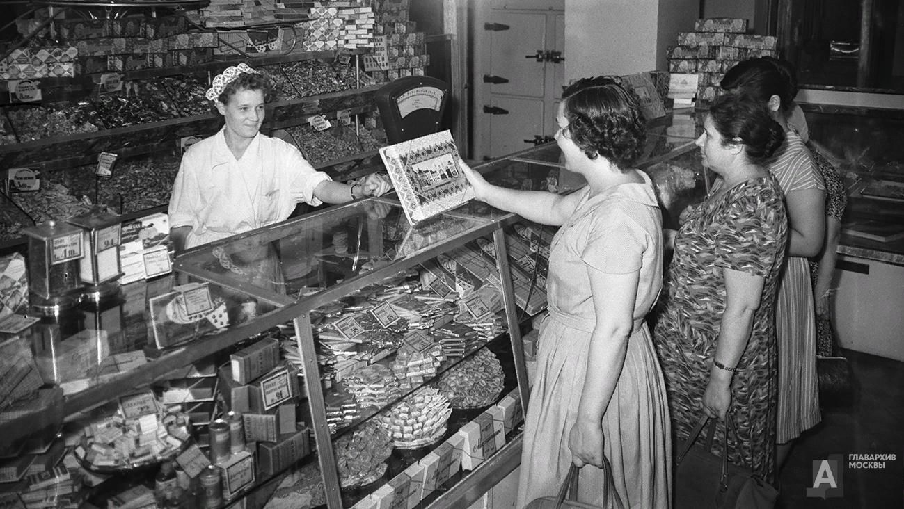 Фото ссср 1961. Прилавки Елисеевского гастронома СССР рыбный отдел. Продуктовый магазин в СССР В 70е. Универмаг гастроном СССР 1930. Продуктовые магазины СССР В 50е.