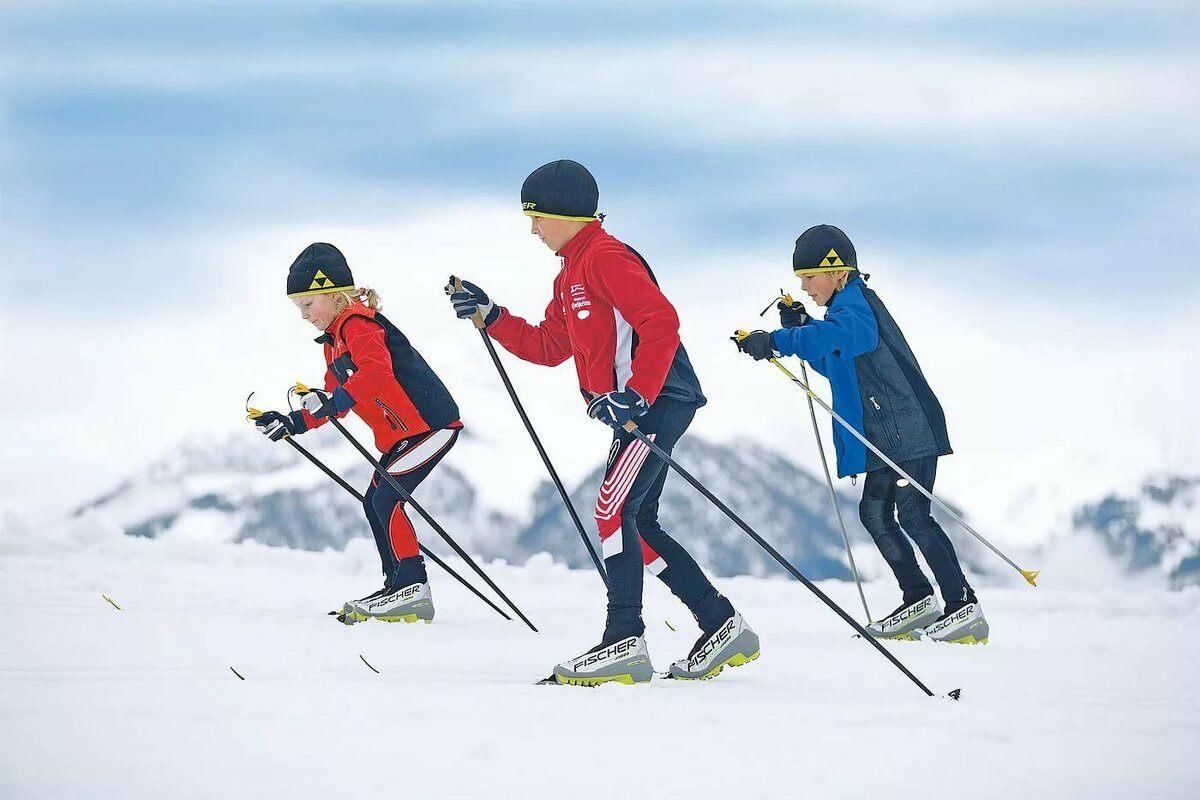 Маленькие лыжники. Лыжный спорт дети. Детский лыжный спорт. Лыжные гонки дети. Занятия на лыжах.