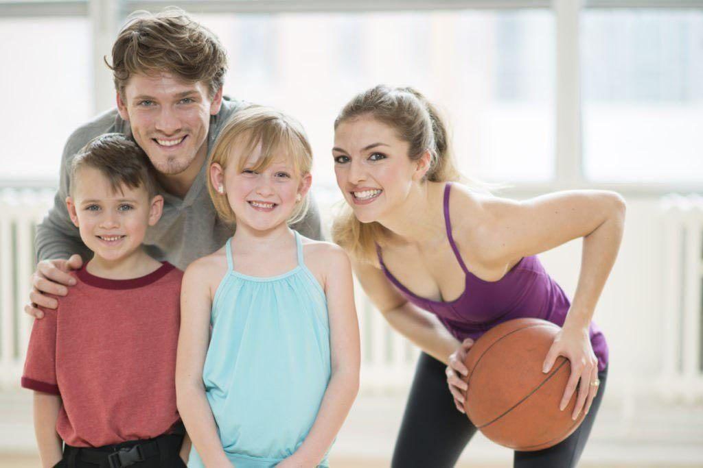 Спортивная семья. Семья занимается спортом. Сеьм язанмиается спортом. Здоровый ребенок.