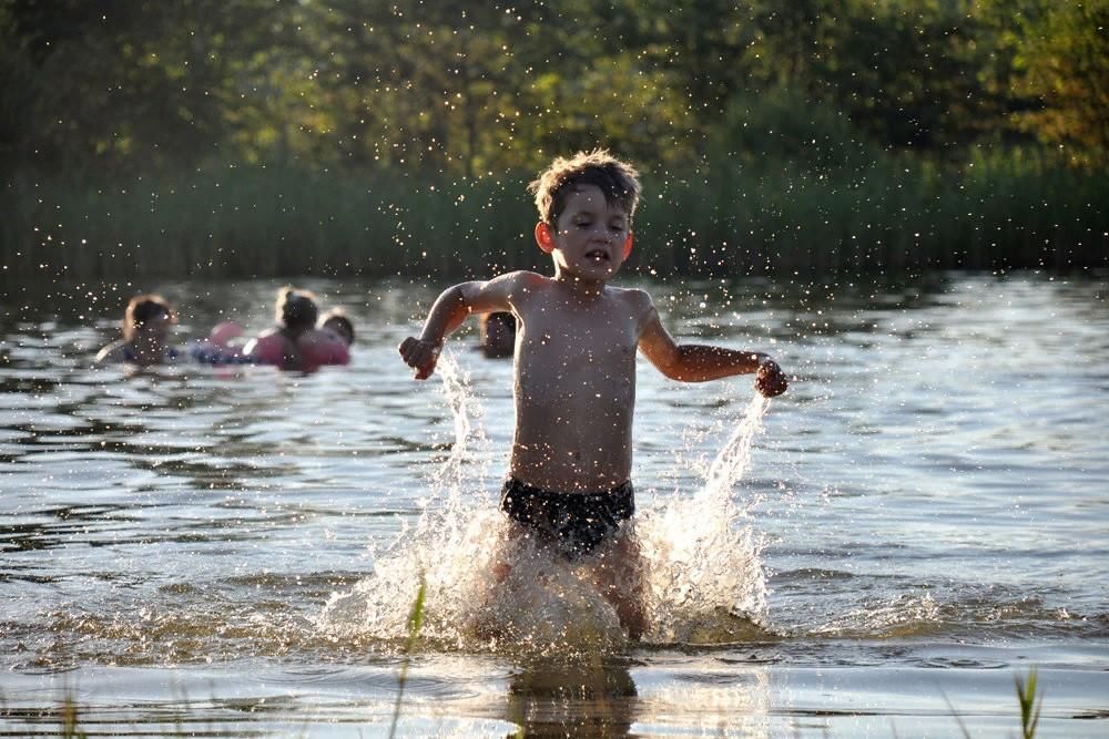 Плавание в водоеме