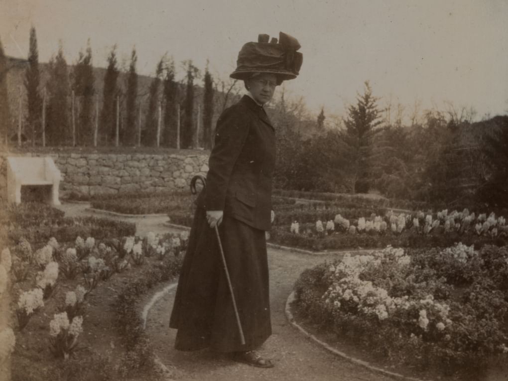 Великая княгиня Александра Георгиевна в саду имения Харакс. Из личного альбома адъютанта великого князя Георгия Михайловича Н.П. фон Кюгельгена. 1907–1911 годы. Фотография: Государственный архив Российской Федерации, Москва