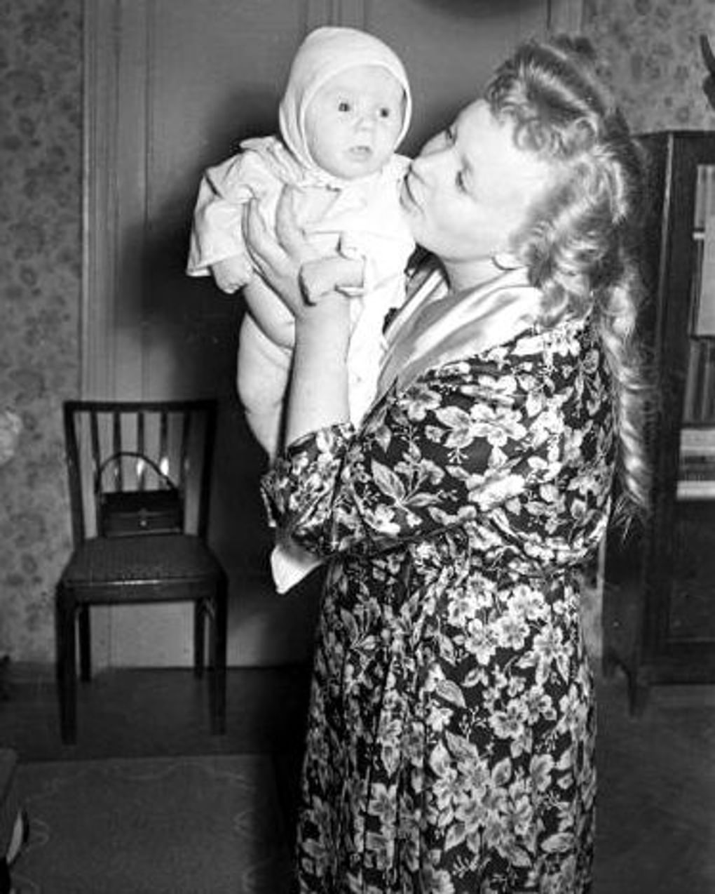 Алла Ларионова с ребенком дома. Москва, 1957 год. Фотография: Семен Мишин-Моргенштерн / Мультимедиа Арт Музей, Москва