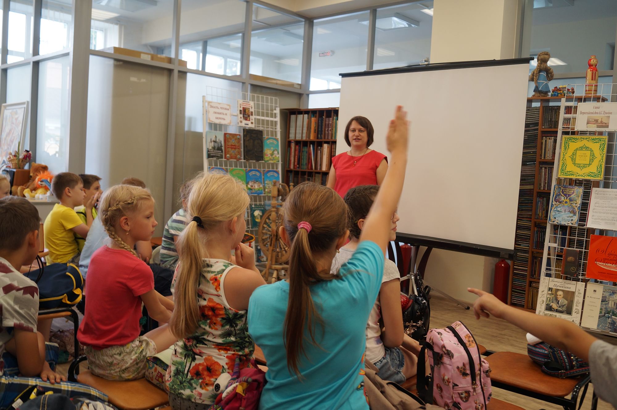 год педагога и наставника 2023 изображение. мастер-классы для детей в библиотеке. калужская областная детская библиотека.