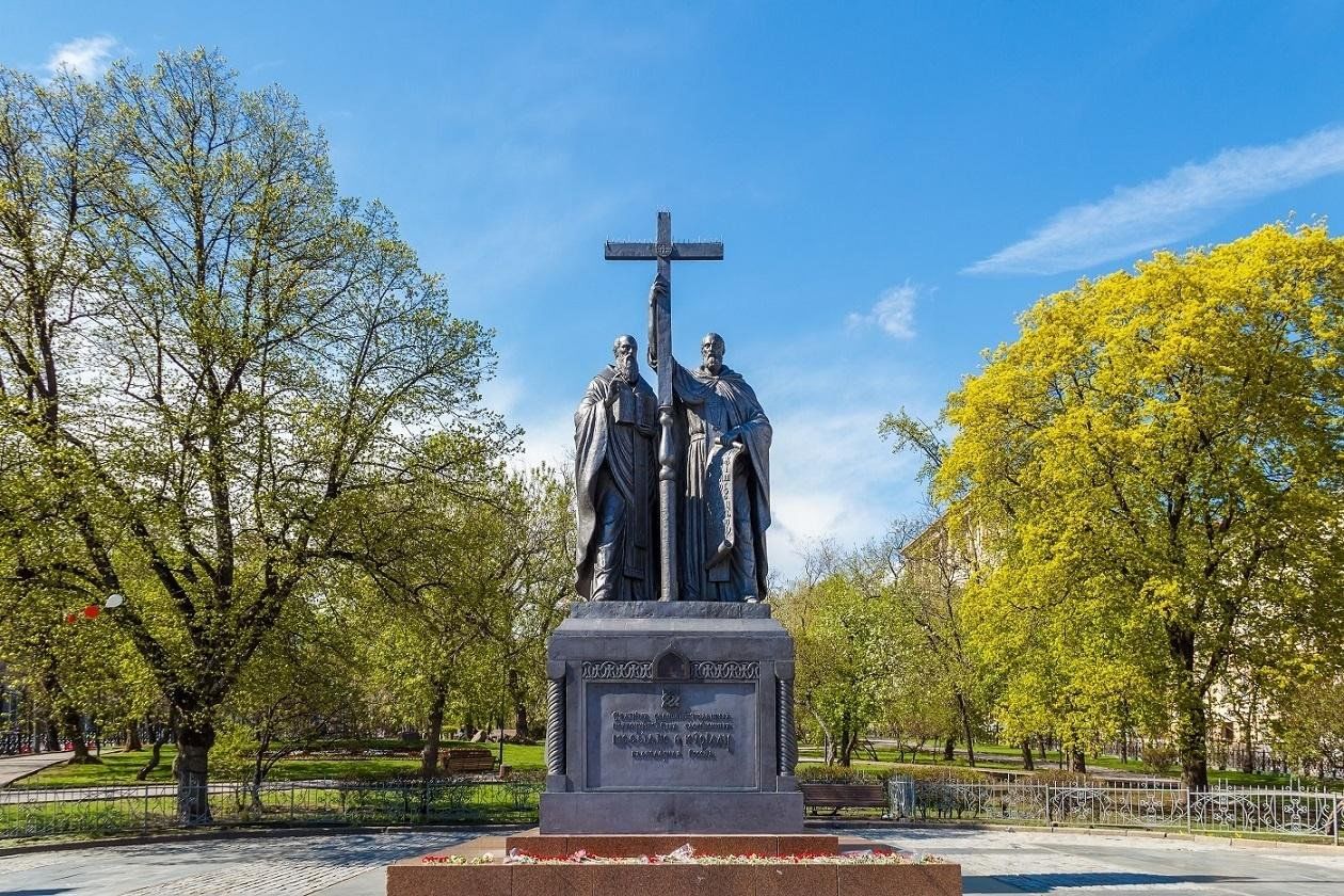 памятник на славянской площади в москве кириллу и мефодию