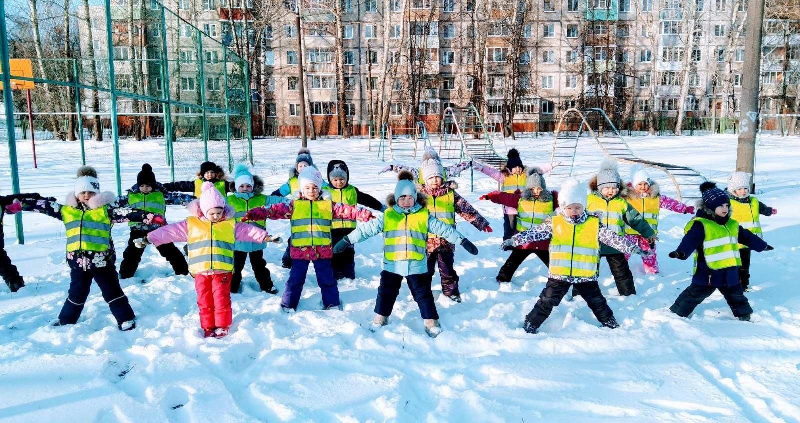 Зимняя зарядка. Зарядка на свежем воздухе зимой. Физкультурное занятие на воздухе. Зимняяя зарядка на свежем воздух. Зарядка на свежем воздухе зимой для детей.