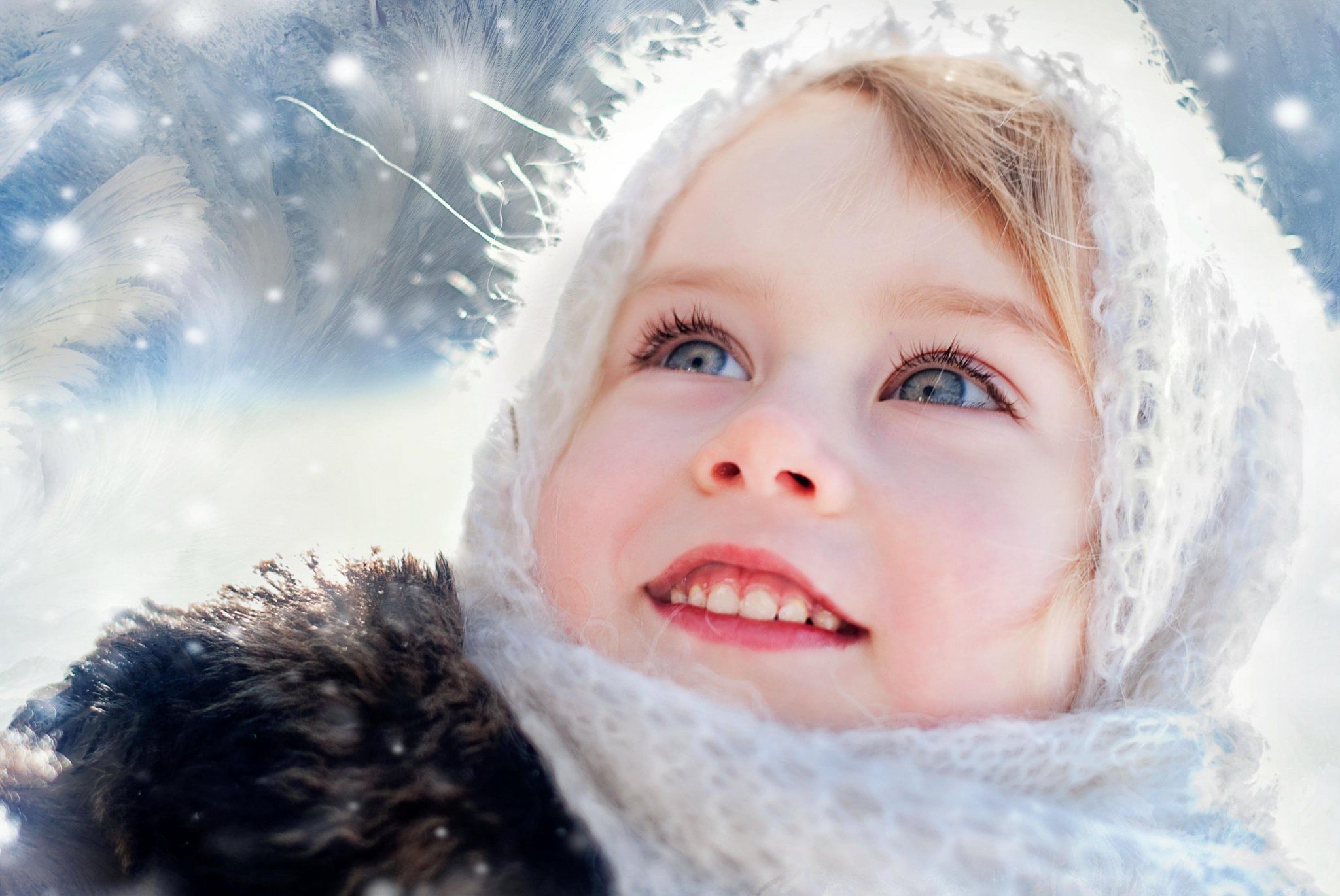 Ловлю улыбку. Дети зимой. Дети в снегу. Счастливые дети зимой. Девочка зима.