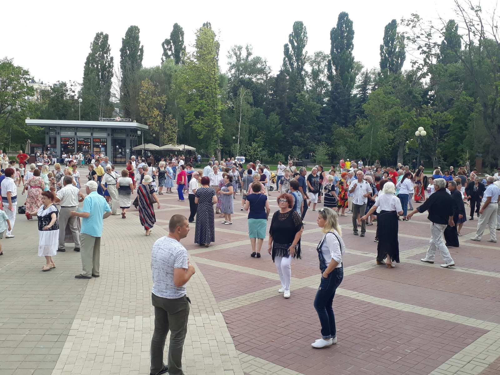 Танцы в парке Победы в Белгороде