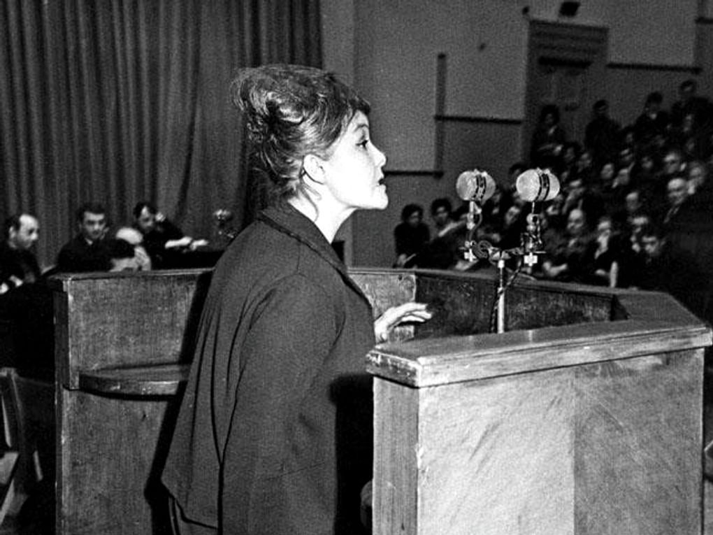 Белла Ахмадулина во время выступления в Политехническом музее. Фотография: Сергей Васин / Государственный литературно-мемориальный музей Анны Ахматовой в Фонтанном Доме, Санкт-Петербург