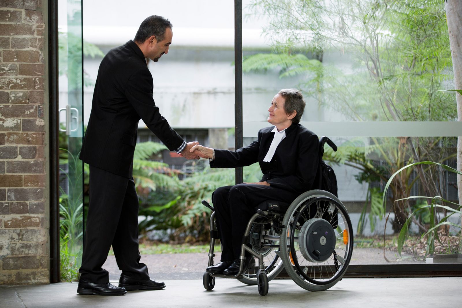 Мужчины будучи инвалидом. Инвалид и здоровый человек. Успешные люди с ограниченными возможностями. Встреча с инвалидами. Пешные люди с инвалидностью.