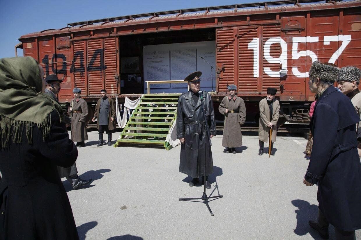 Фото депортация. Депортация ингушей в 1944 23 февраля. Депортации Чечено Ингушетии 1944. 23 Февраля 1944 депортация Чечено ингушского народа. Депортация ингушского народа 23.